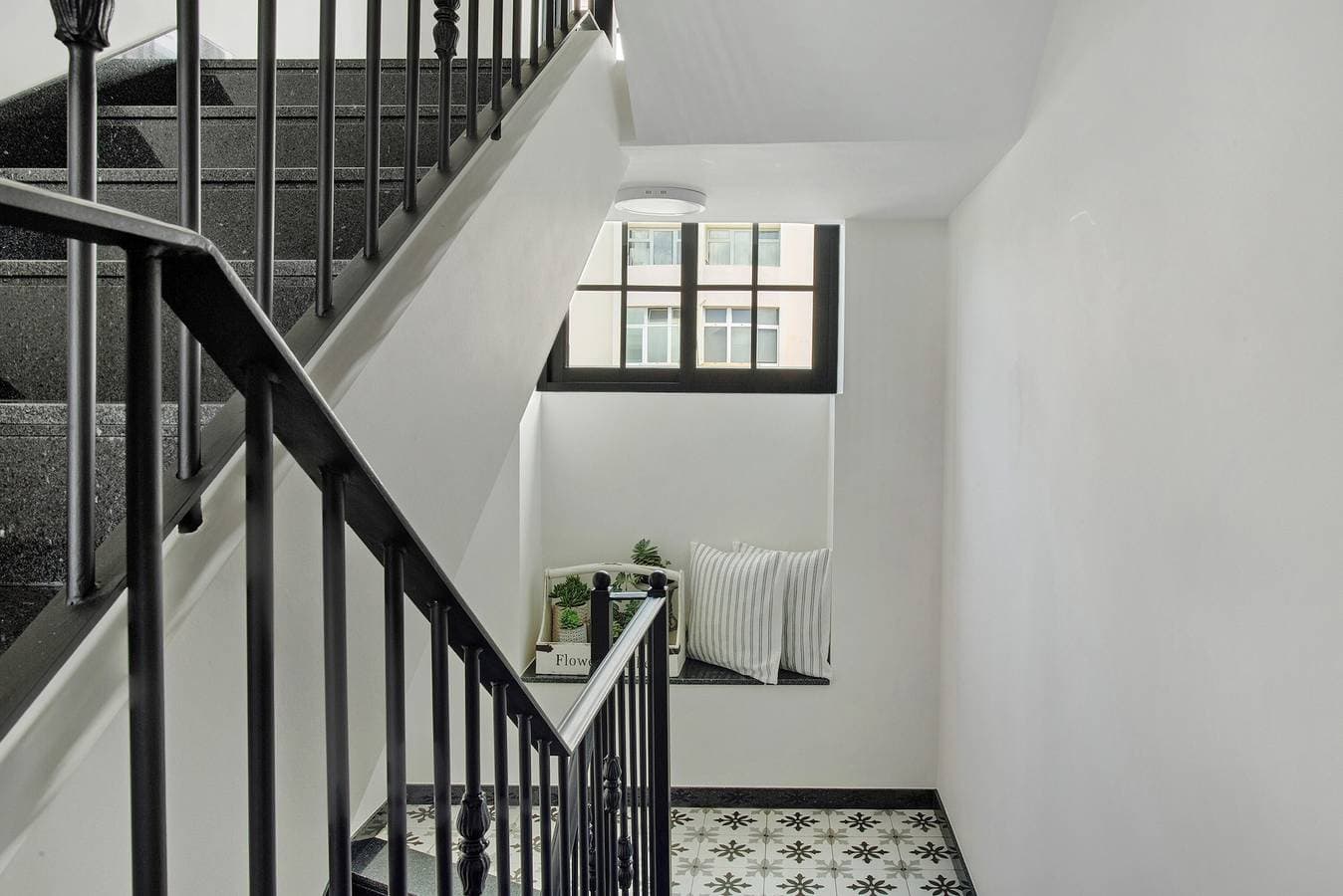 Foto 12 von 27: Studio-Apartment '3' mit Bergblick, Gemeinschaftspool und WLAN