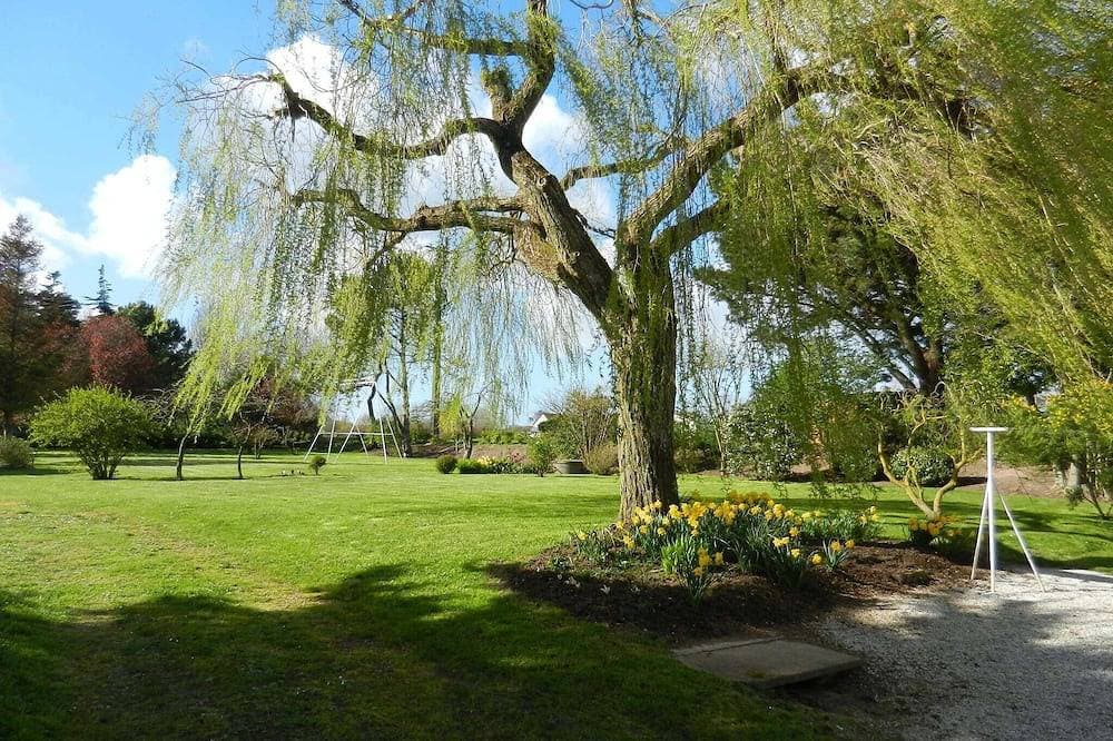 Foto 6 von 14: 90 m² FeWo, Blick aufs Meer und die Insel Tatihou, großer Garten, in Strandnähe