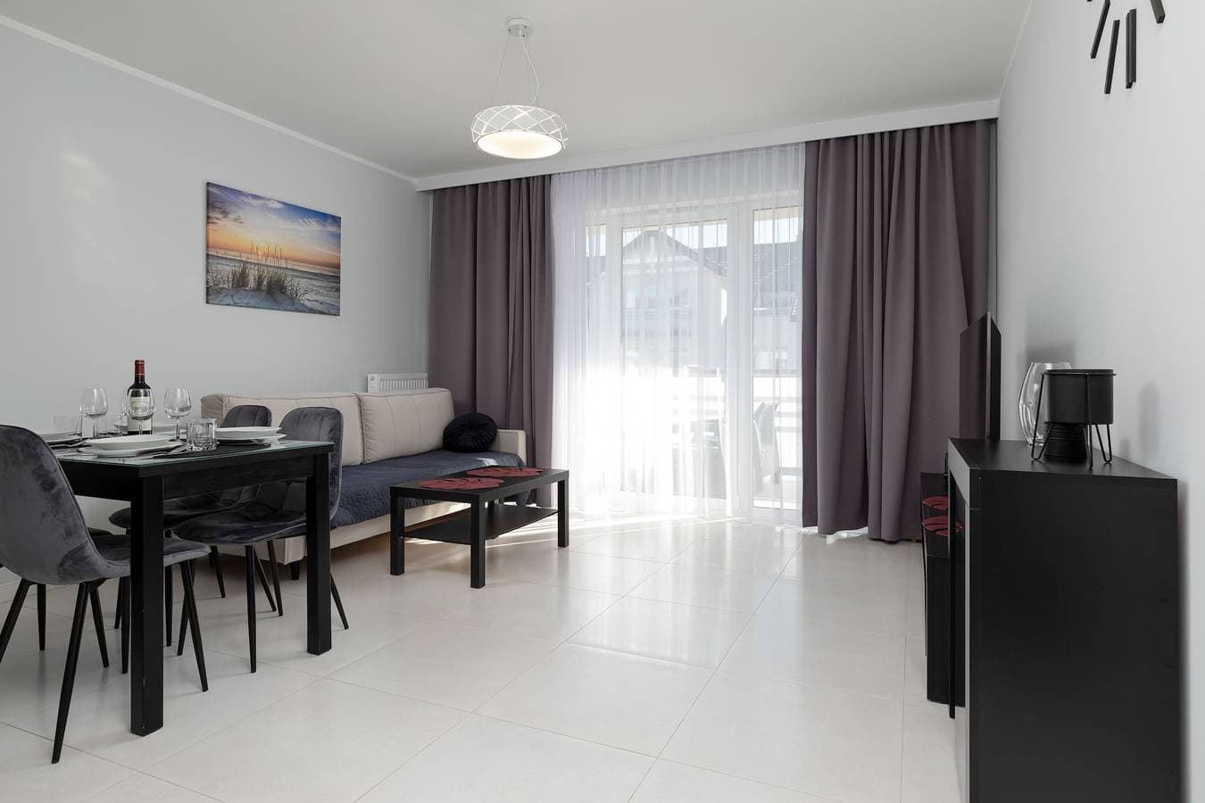 Foto 8 von 26: Spacious Apartment | Balcony | Private Parking