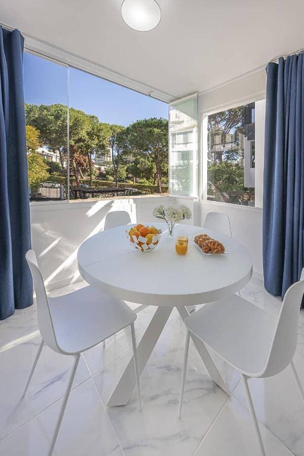 BluKai Beach and Pool Apartment with Private Parking 1