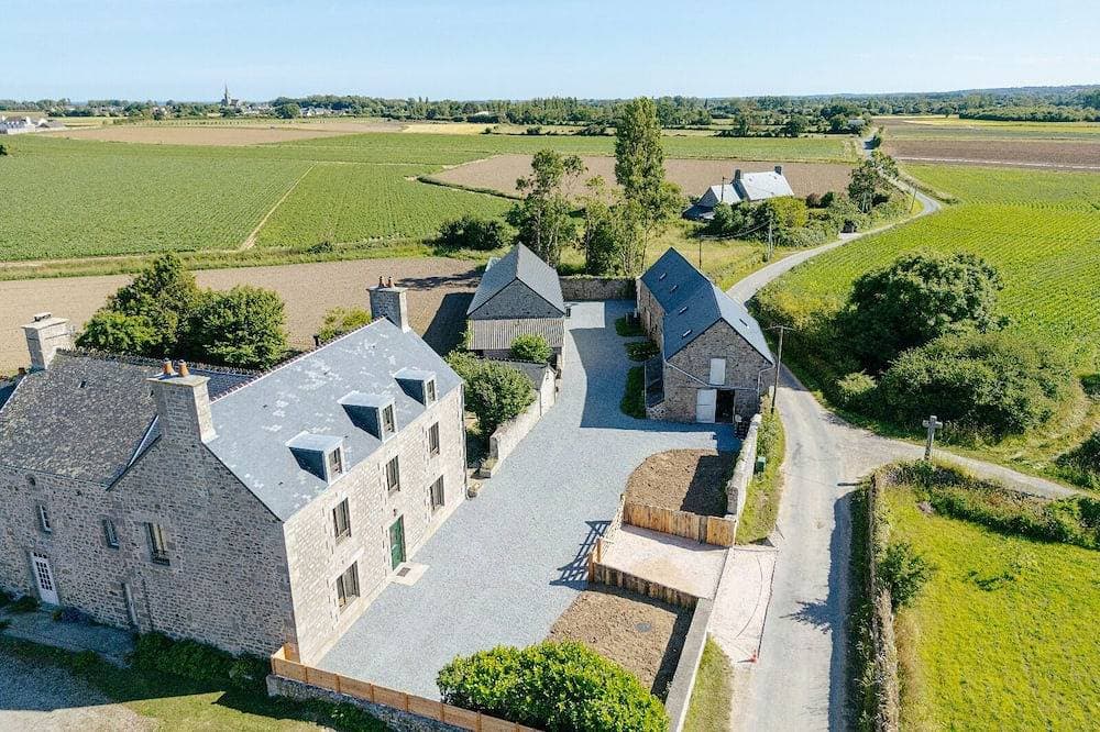 Large family home, completely renovated, between sea and countryside. 1