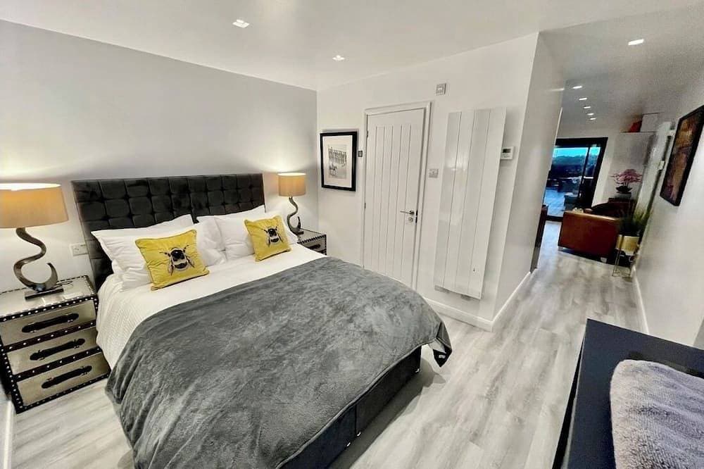 Foto 2 von 17: Luxury Lodge close to Clifton Suspension Bridge, hot tub. Sleeps 2 people.
