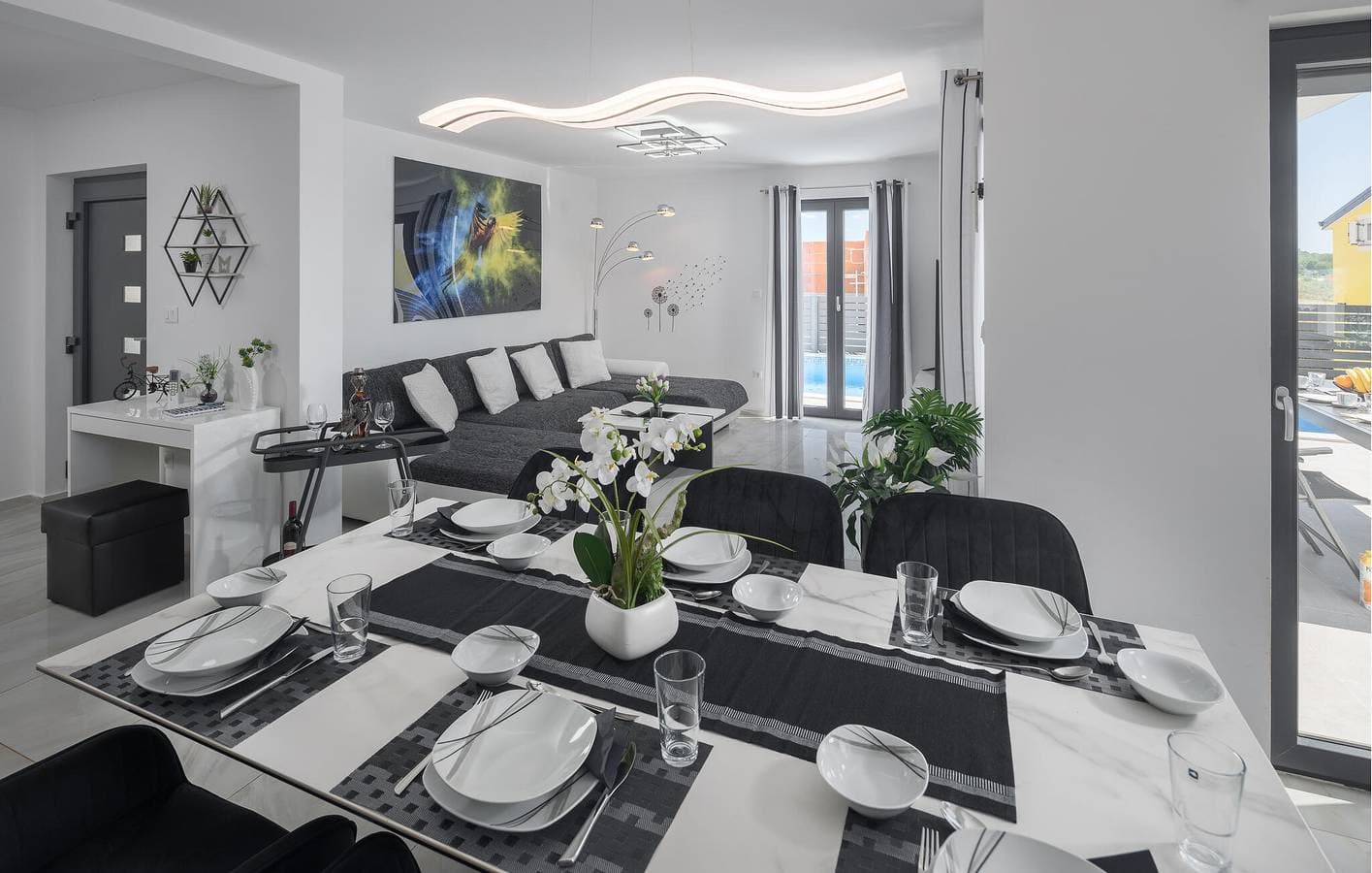 Foto 5 von 36: Geräumige 1-Zimmer-Wohnung mit Pool und Terrasse in der Nähe des Stadtzentrums von Kadumi