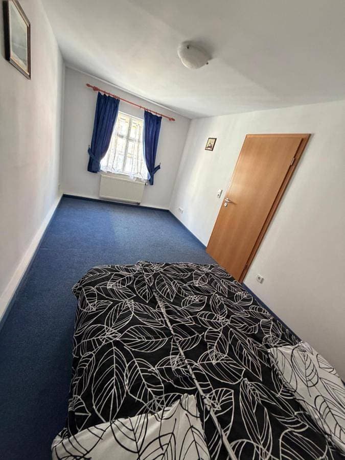 Foto 4 von 17: Family Room with Private Bathroom