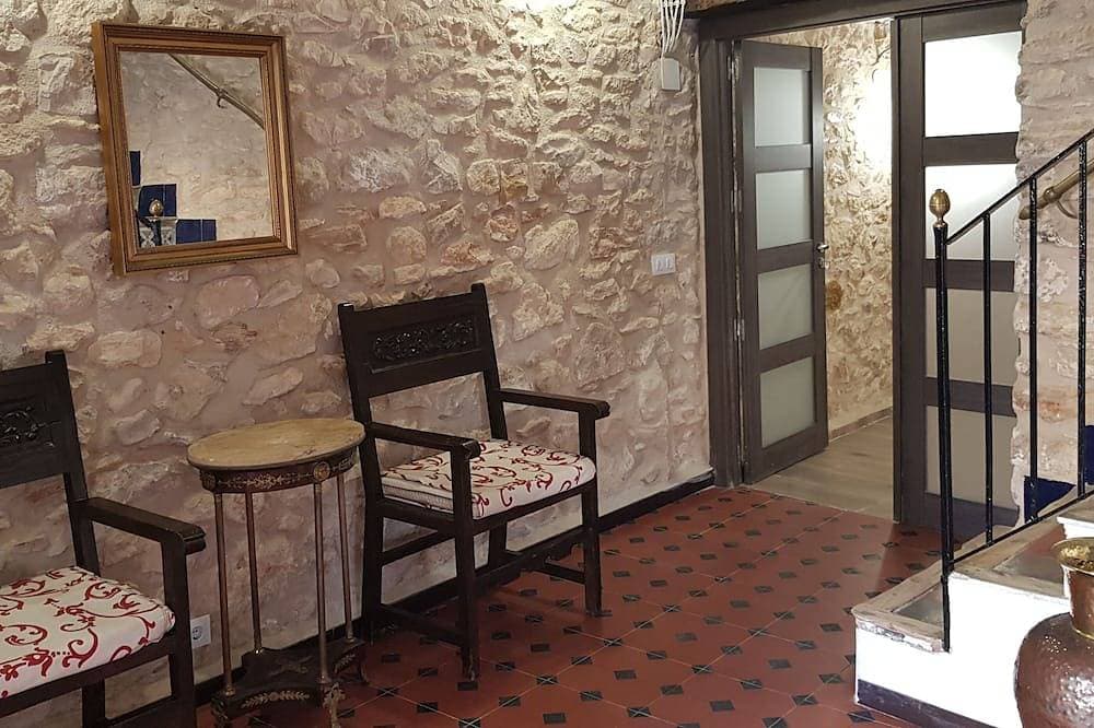 Foto 11 von 24: Charming apartment, in town, between sea and mountains. With spa area.