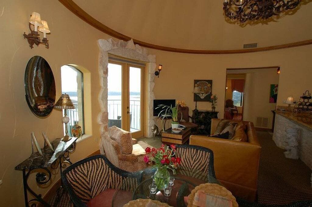 Foto 6 von 12: Romantisches Schloss / winehouse ~ Hoch über Lake Travis!