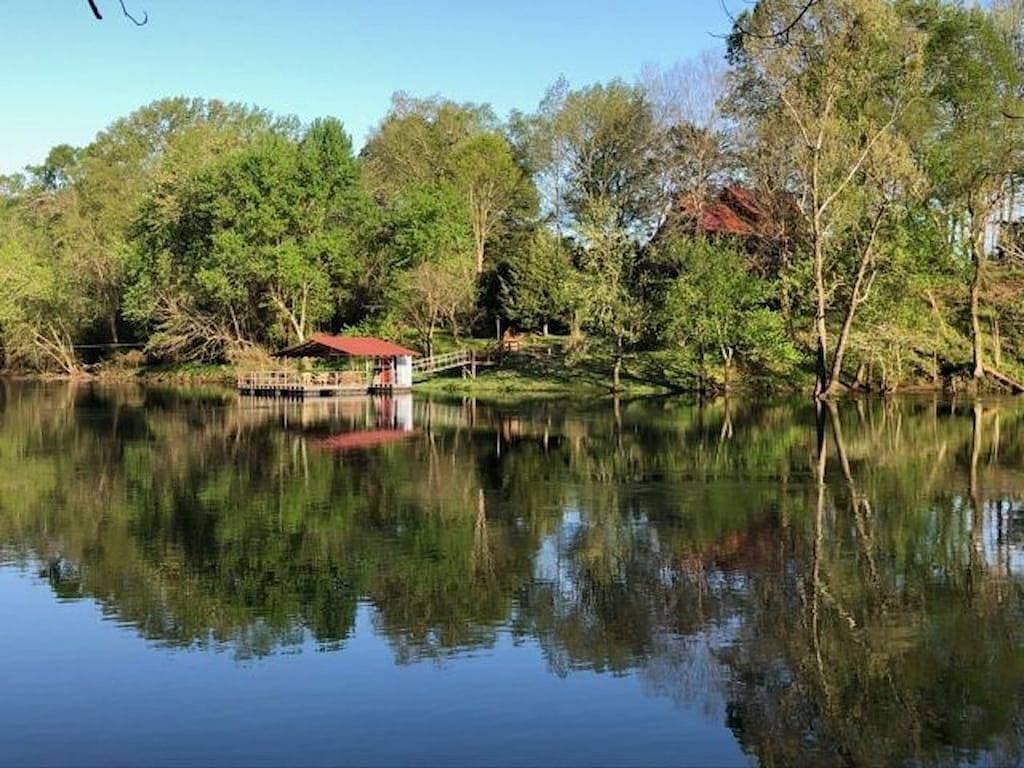 Foto 8 von 25: Kleines rotes Baumhaus auf dem kleinen roten Fluss auf 8 privaten Morgen mit großem Dock