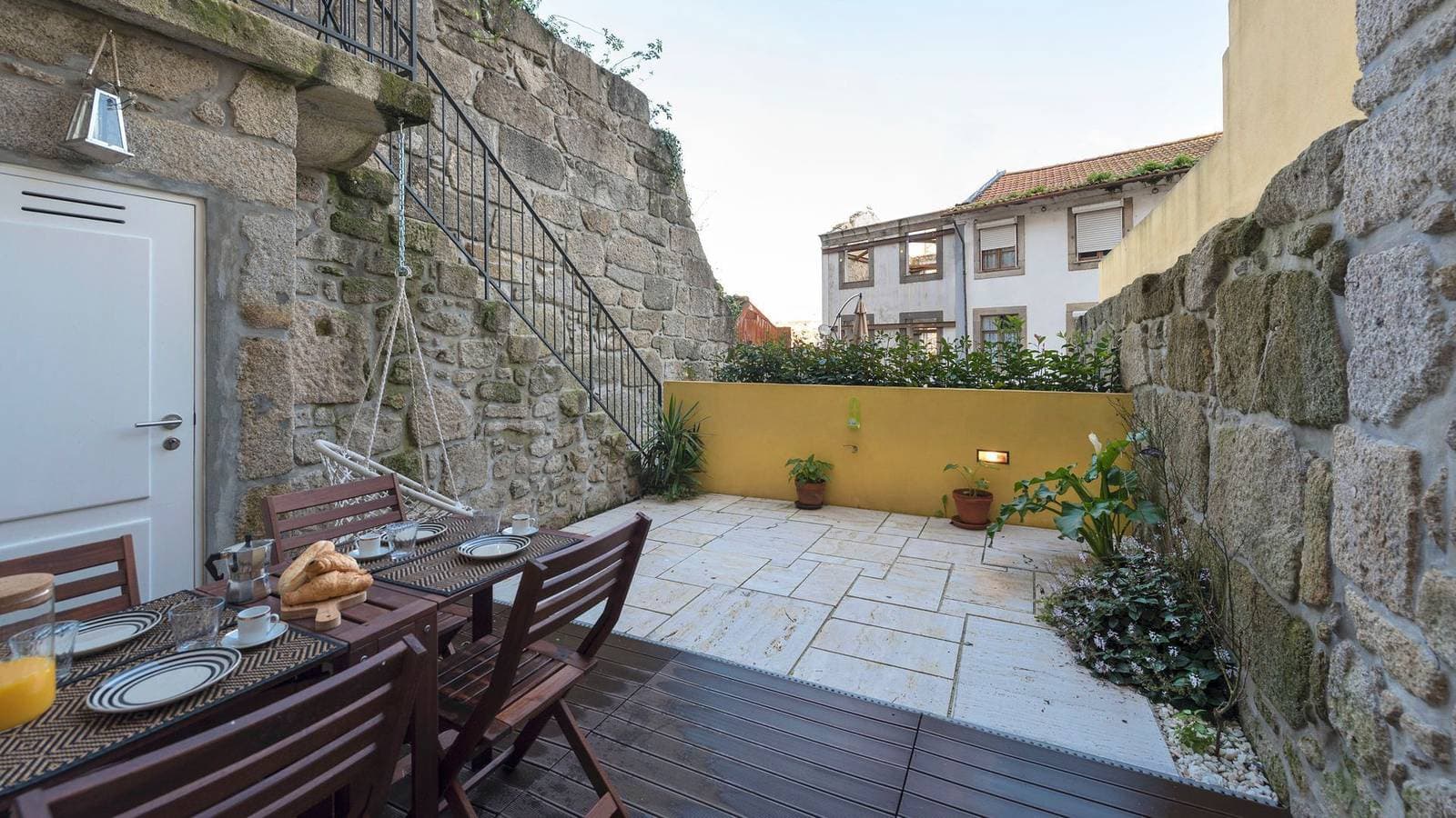 Foto 4 von 31: Porto Hidden Living W/ Backyard by LovelyStay