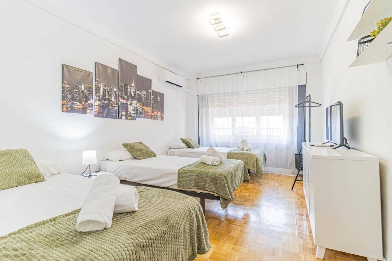 Foto 5 von 5: Four-Bedroom Apartment with Balcony