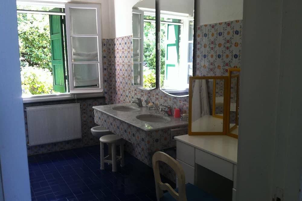Foto 5 von 30: Luxusvilla in Tellaro, in einem Kontext von wunderschöner Schönheit, direkt am Meer.