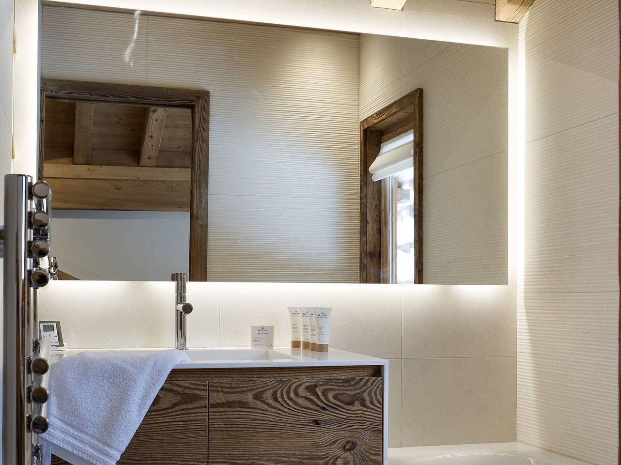 Foto 10 von 19: Wunderschöne moderne Wohnung in Courchevel 1850, 3 Schlafzimmer, Sauna, Parkplatz
