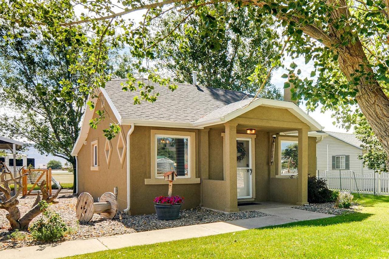 Cozy Farmhouse-Style Cottage by Mighty 5 Ntl Parks 1
