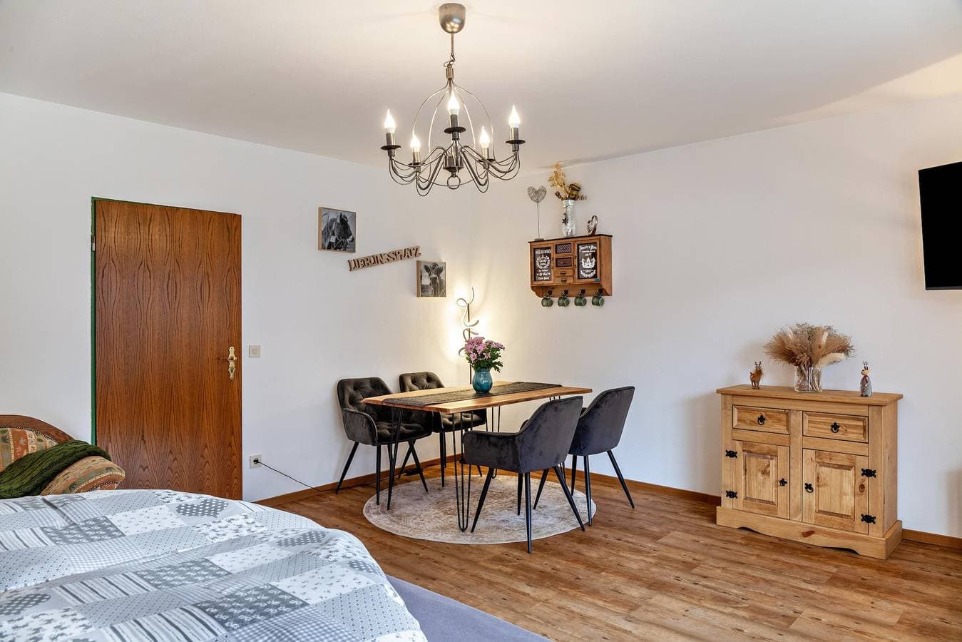 Foto 6 von 21: Studio-Apartment 'Aschaubichl – Silberdistel' mit Bergblick, privater Terrasse & WLAN
