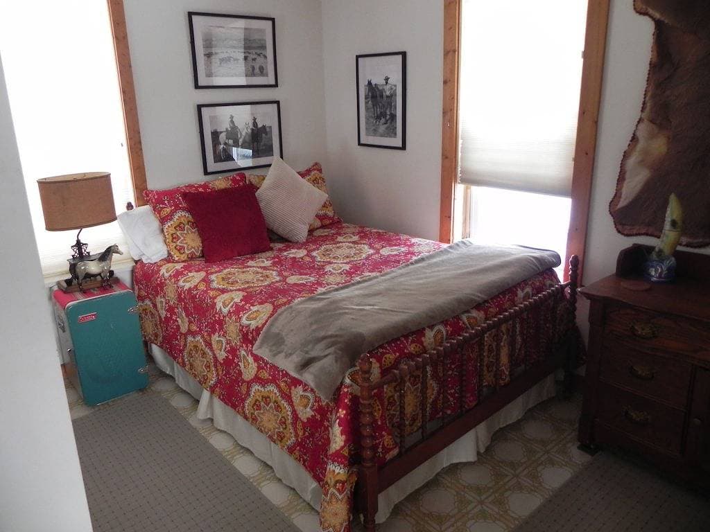 Foto 5 von 23: The Douglas Creek Cottage Komfortabel, jetzt mit Dish Network TV und kostenfreiem WLAN