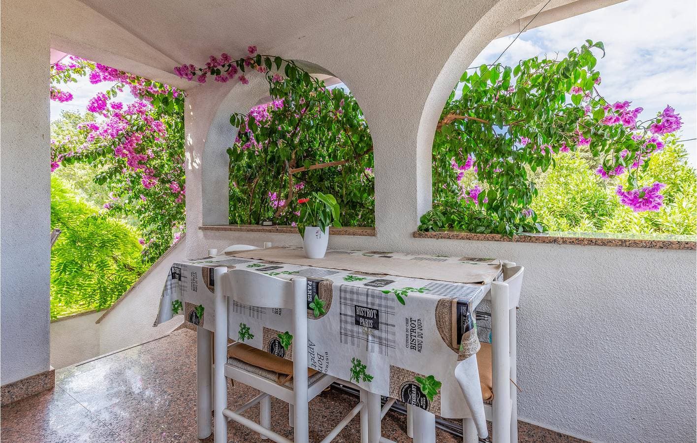 Foto 10 von 28: Gemütliche Ferienwohnung mit Terrasse, Parkplatz und WLAN in der Nähe des Strandes Bijela