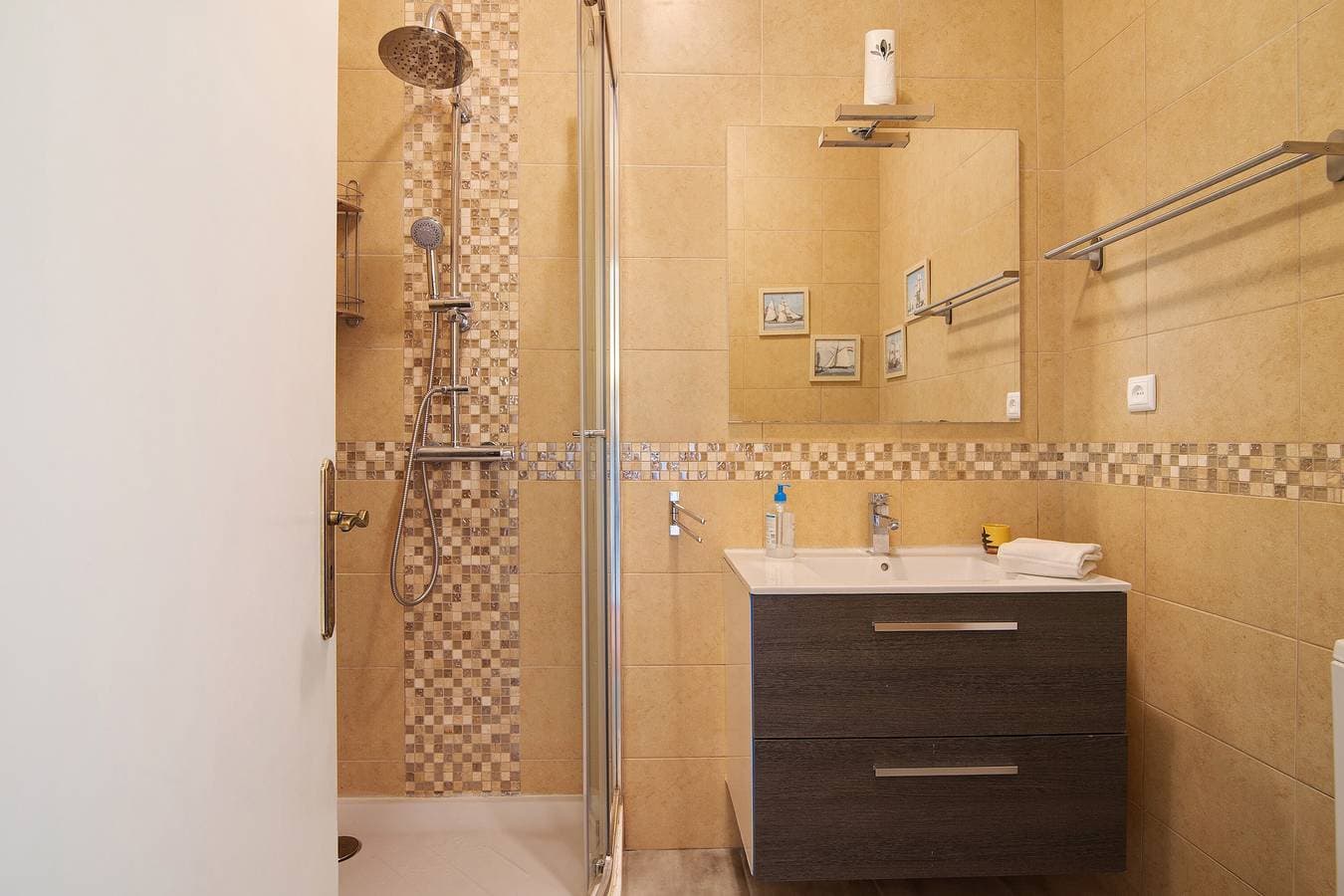Foto 11 von 23: Ferienhaus 'Typisch Algarve Almargem 75' mit privater Terrasse, Gemeinschaftsgarten und Klimaanlage