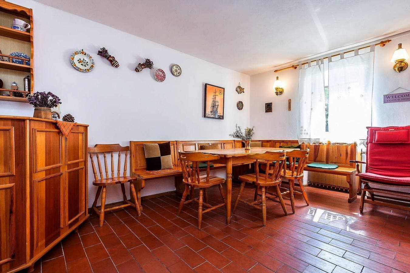 Foto 7 von 21: Komfortables Ferienhaus mit Palmen, Weinreben und Liegestühlen im Garten
