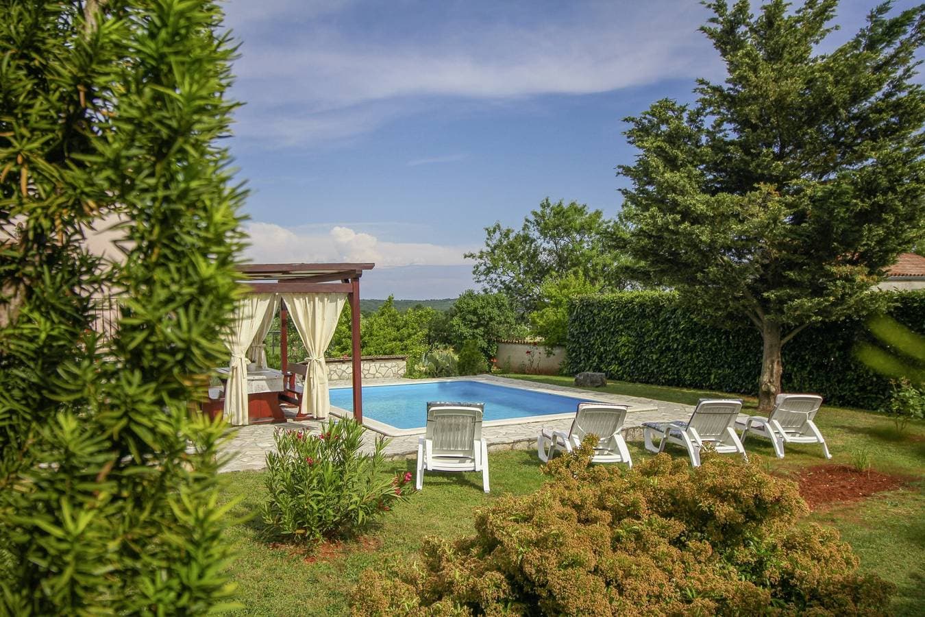 Foto 3 von 32: Ferienhaus Luna * 1000 m2 eingezäunter Garten, Terrasse, privater Pool