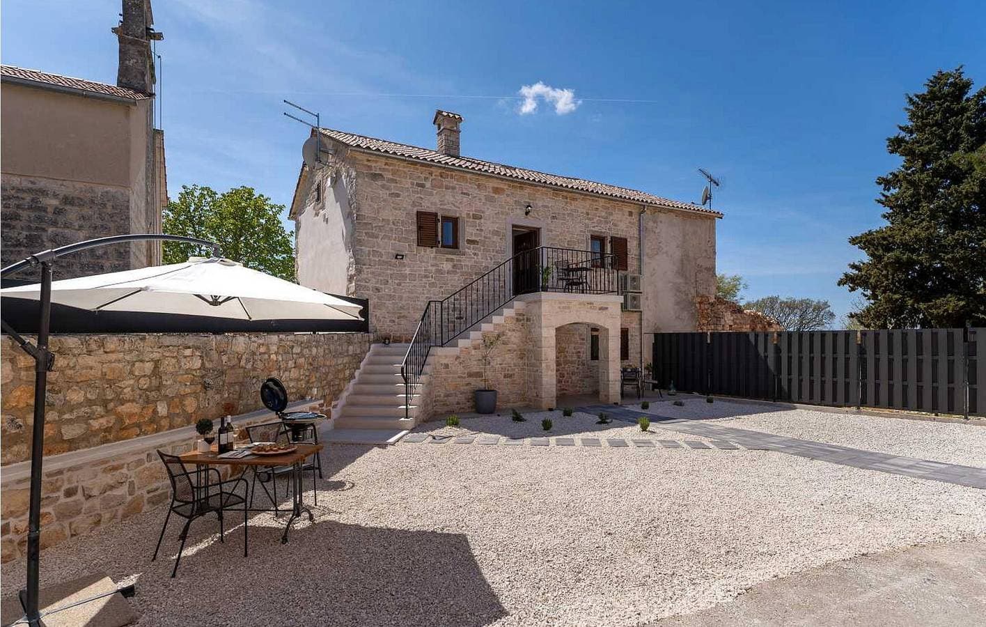 Charmantes Apartment mit Terrasse, WLAN, Parkplatz und in der Nähe der Konoba Bačva 1