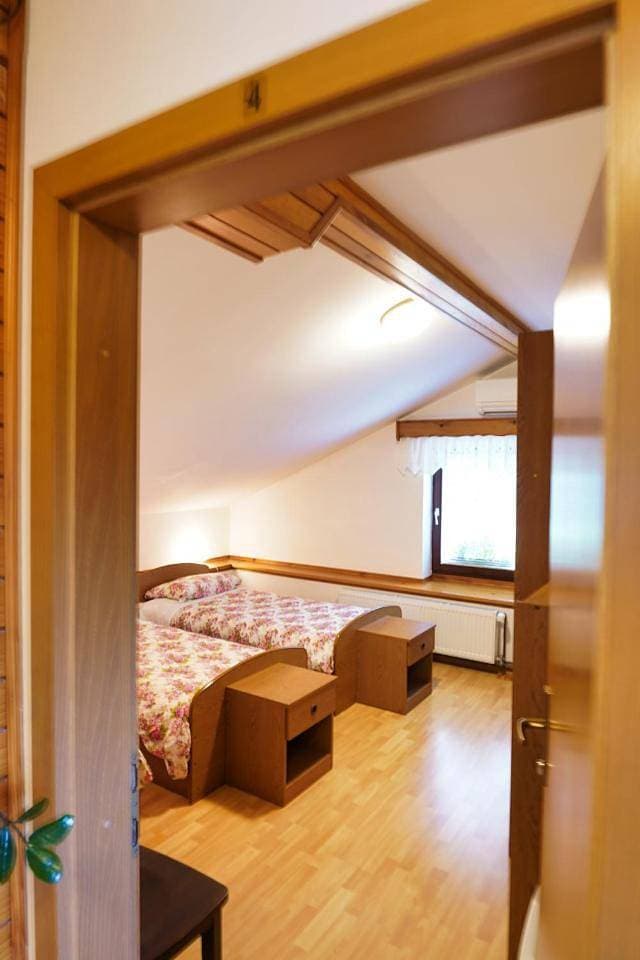 Foto 13 von 14: Basic Triple Room with Shared Bathroom