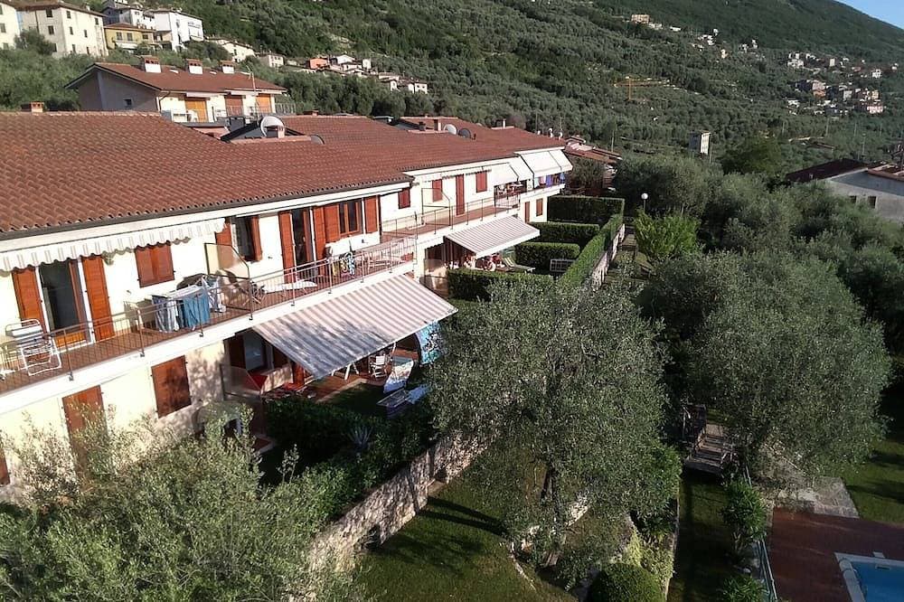 Foto 9 von 27: Traumhafter Balkon über dem See mit schönem Pool, Palmen und Olivenhain