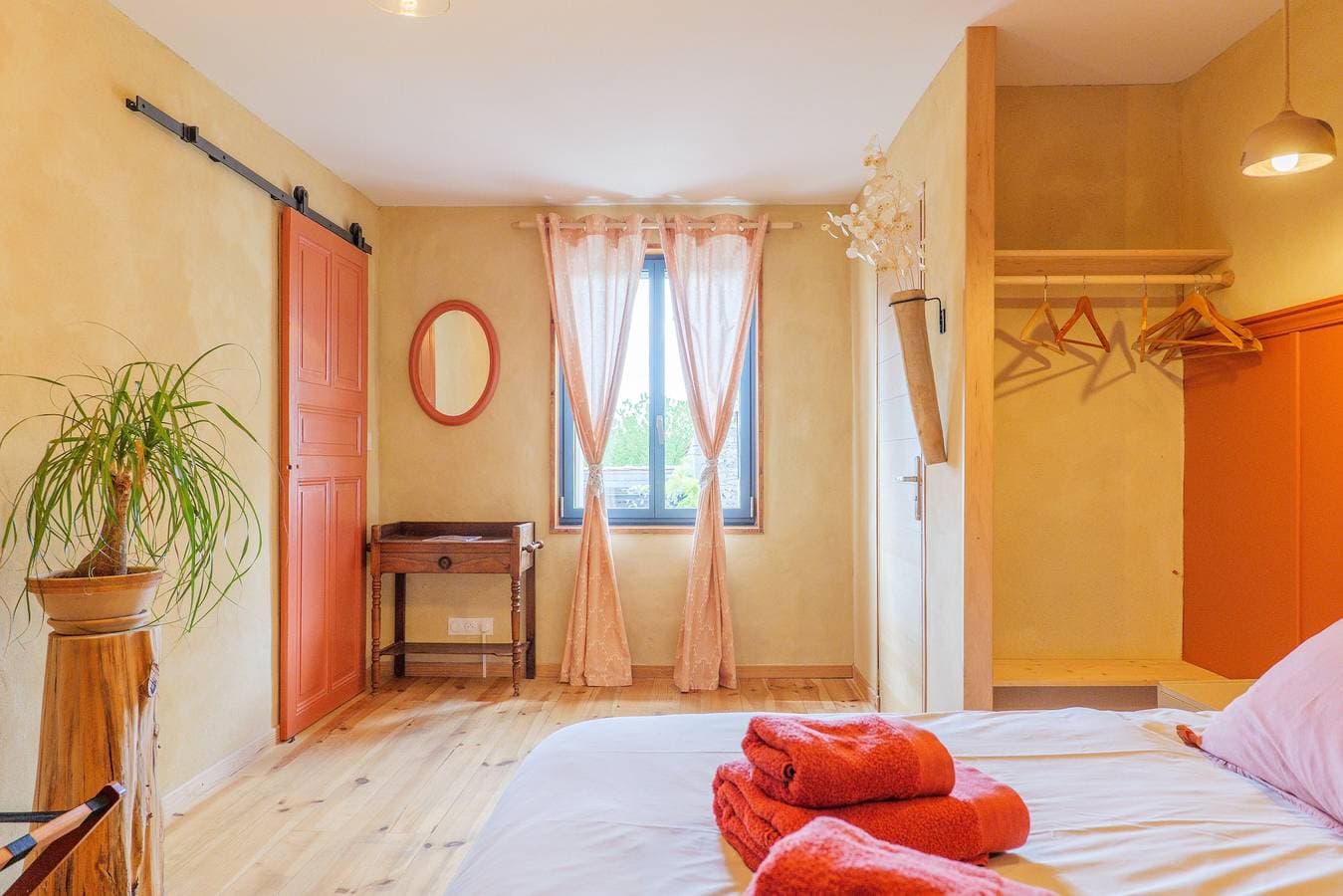 Foto 8 von 23: Gästezimmer „La Terre d’à Côté“ mit gemeinsamer Terrasse und WLAN