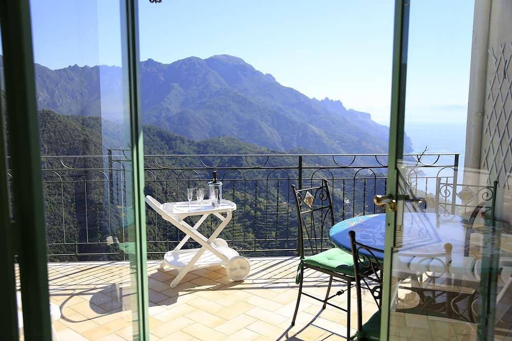 Foto 12 von 17: Eine Terrasse zum Träumen an einem fantastischen Ort inmitten der Amalfiküste