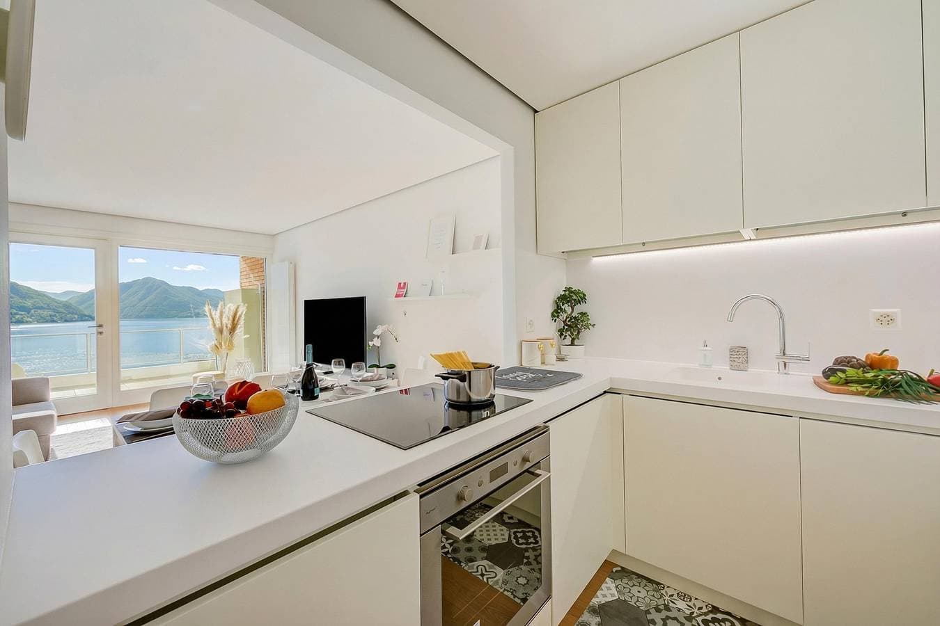 Foto 4 von 29: Honeymoon with Panoramic Lake-View