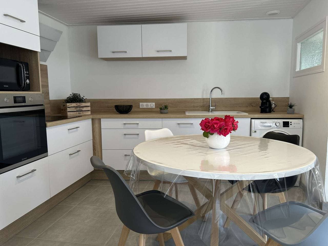Foto 5 von 20: Haus nahe Zentrum von Noirmoutier, Terrasse und Parkplatz