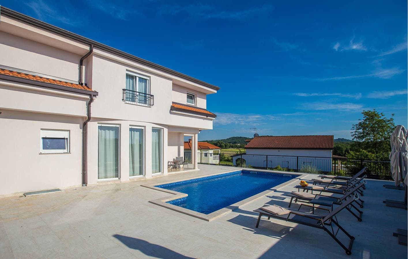 Foto 12 von 48: Reizende 1-Zimmer-Wohnung mit Pool und Terrasse, 400 m vom Stadtzentrum von Musalez entfernt