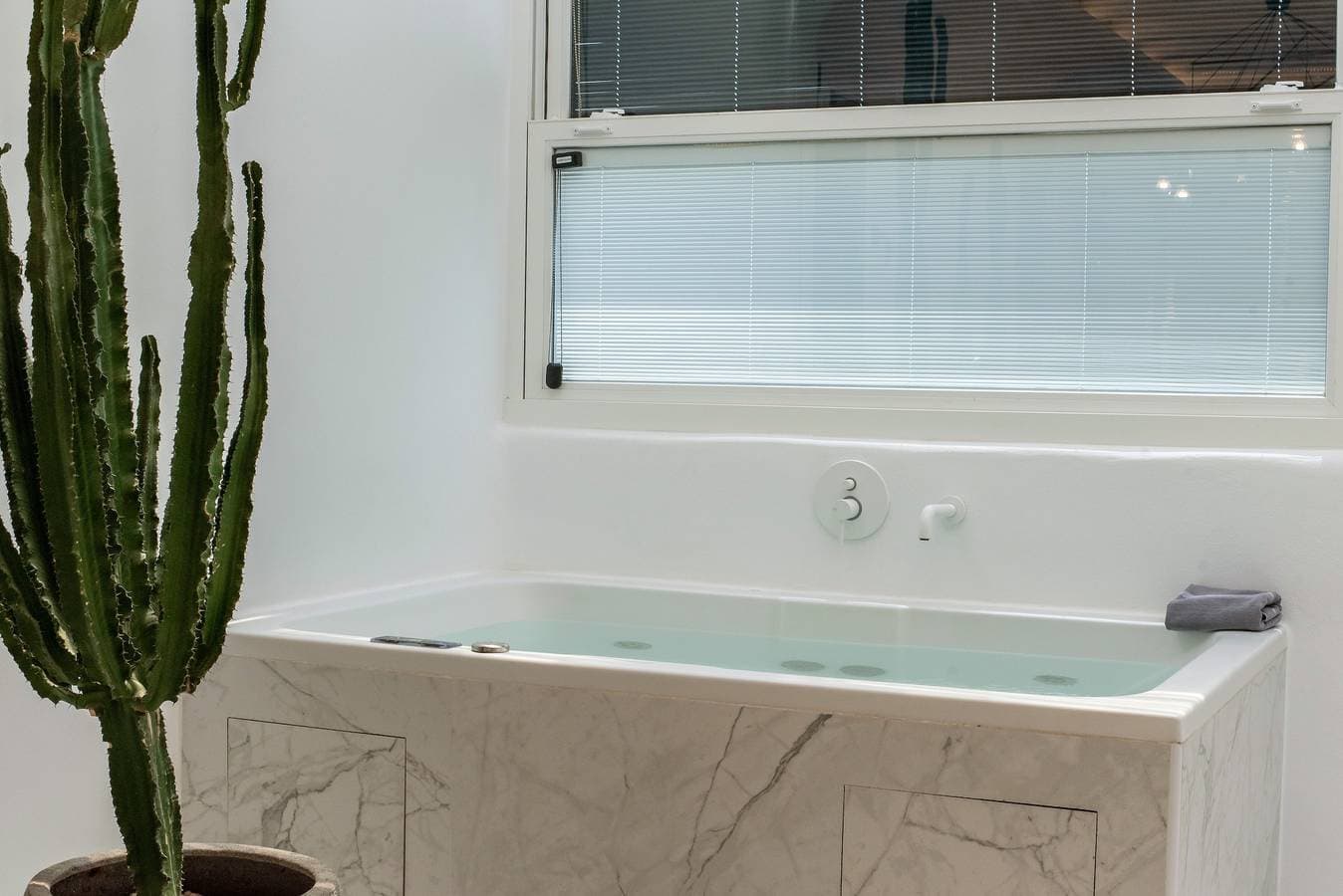 Foto 3 von 31: Apartment 'Narcissus Luxury Suites - Ariadne' mit Meerblick, WLAN und Klimaanlage