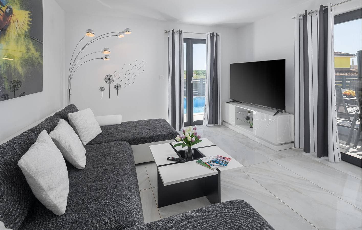 Foto 4 von 36: Geräumige 1-Zimmer-Wohnung mit Pool und Terrasse in der Nähe des Stadtzentrums von Kadumi
