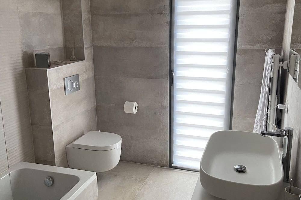 Foto 9 von 30: Beautiful new 180m2 villa with swimming pool terrace and 2500m2 wooded garden