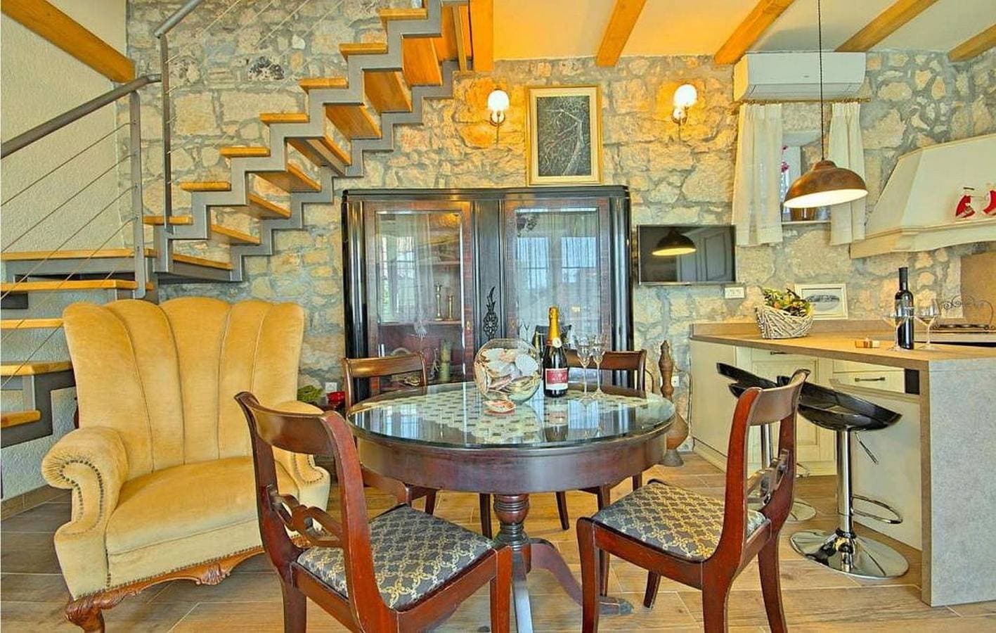 Foto 13 von 38: Rustikales Steinhaus nur 300 Meter zum Strand mit Meerblick, Grill, Terrasse