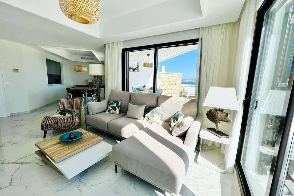 Foto 9 von 30: New Listing, Unique apartment beachfront. Large terrace to the sea