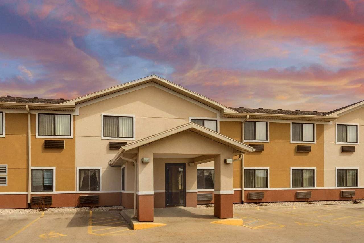 Super 8 by Wyndham Fond Du Lac 1