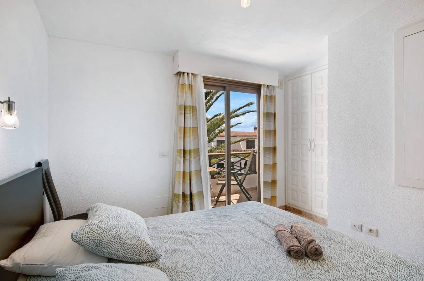 Foto 12 von 31: Ferienwohnung 'Amarilla Bay' mit Meerblick, Gemeinschaftspool und WLAN