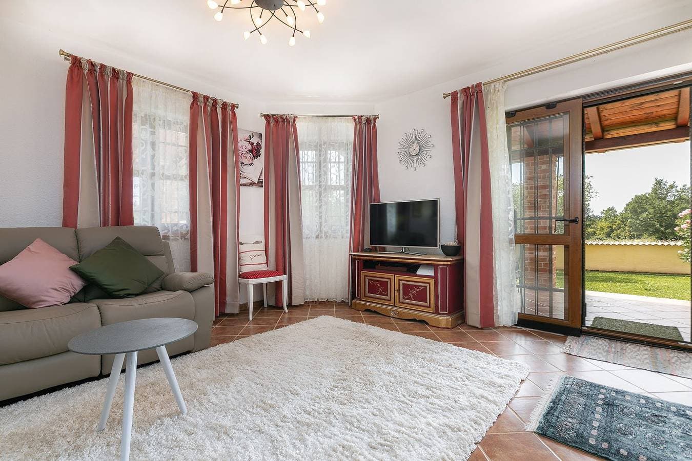 Foto 10 von 40: Mediterrane Villa mit privatem Salzwasserpool, Babybett, Whirlpool, Tischtennis, Spielplatz