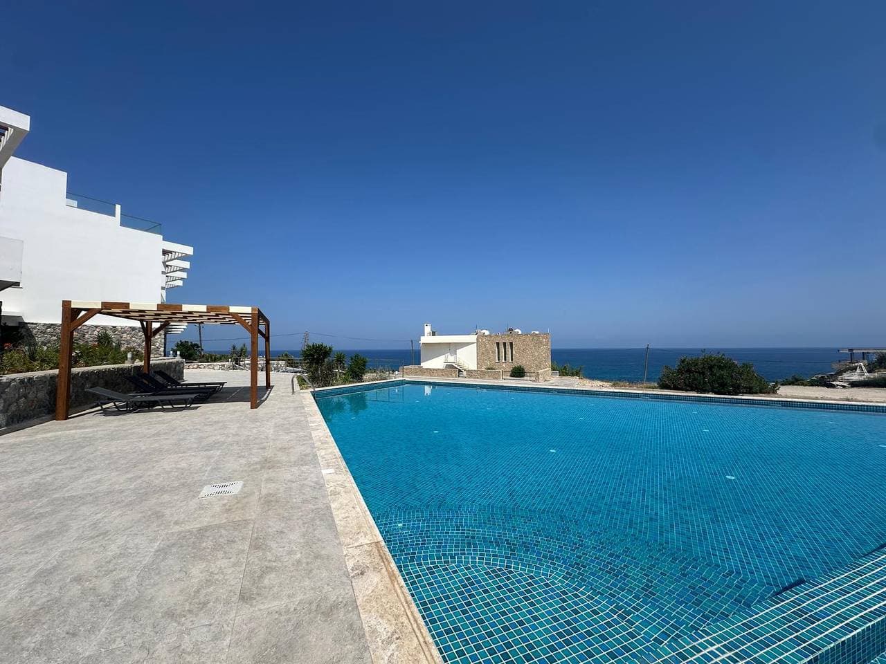 Foto 6 von 25: "Azure Pearl" Wachen Sie am Meer auf · Gartenrefugium am Meer mit Pool