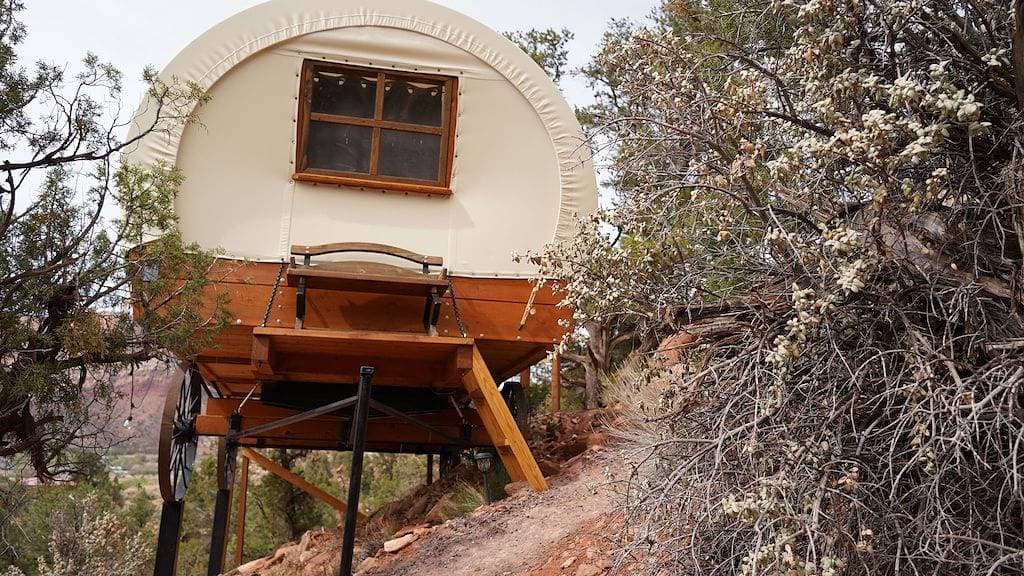 Foto 3 von 27: Covered Wagon w/ Private Deck, Fire Pit, and Grill
