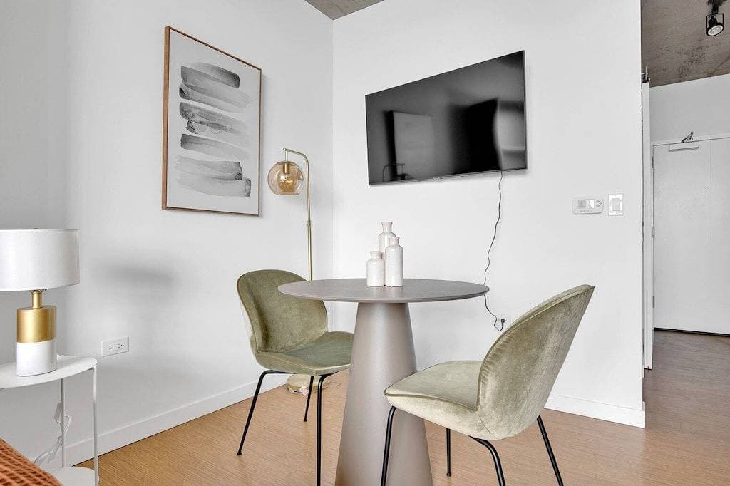 Foto 5 von 24: Ideal Lincoln Park Studio w/ W/D & Lounge, 2 blocks from L, by Blueground
