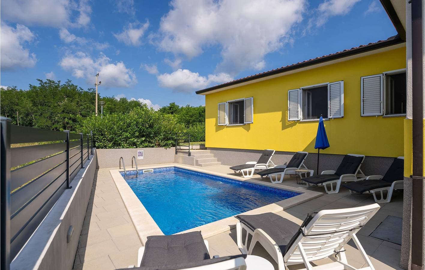 Foto 12 von 34: Gemütliche Unterkunft, 2 km von Raša entfernt – inklusive Pool, WLAN und Parkplatz!