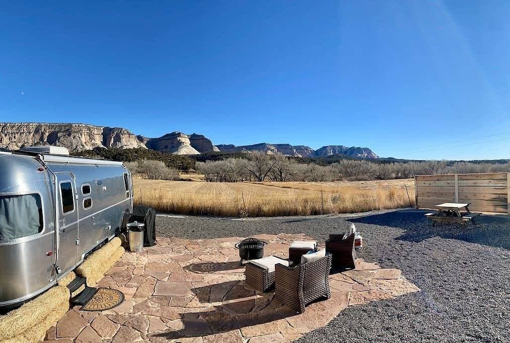 Foto 4 von 39: Luxus Airstream in der Nähe von Zion | Whirlpool Sauna Ausblick
