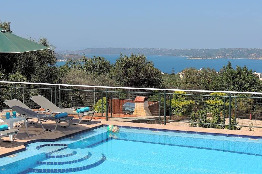 Schöne Villa mit 40m2 Pool mit römischer Treppe und einen Panoramablick auf das Meer 1
