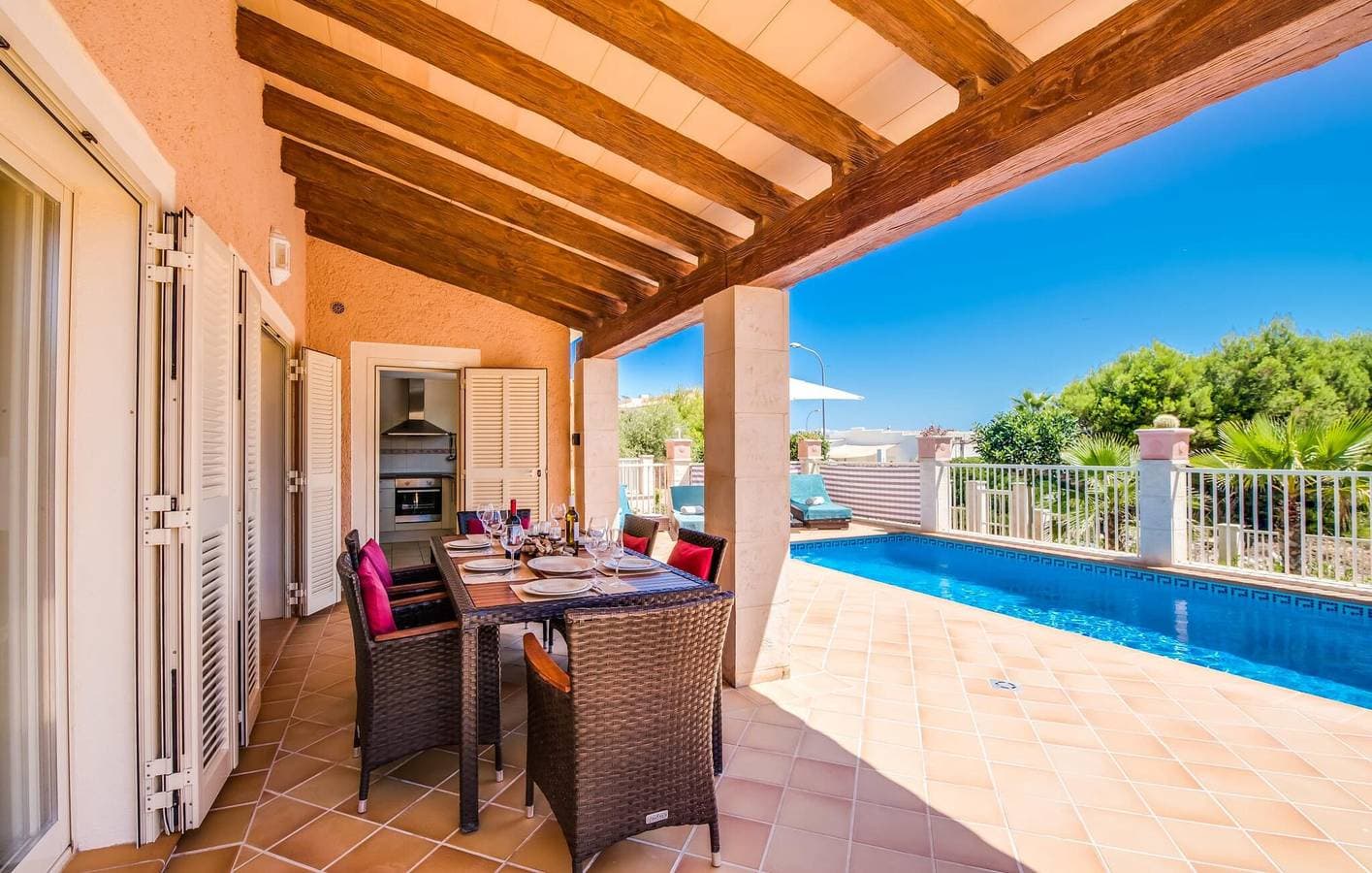 Foto 10 von 41: Apartment mit Meerblick, Pool, Küche und AC, 1,5 km von Cala Mitjana entfernt