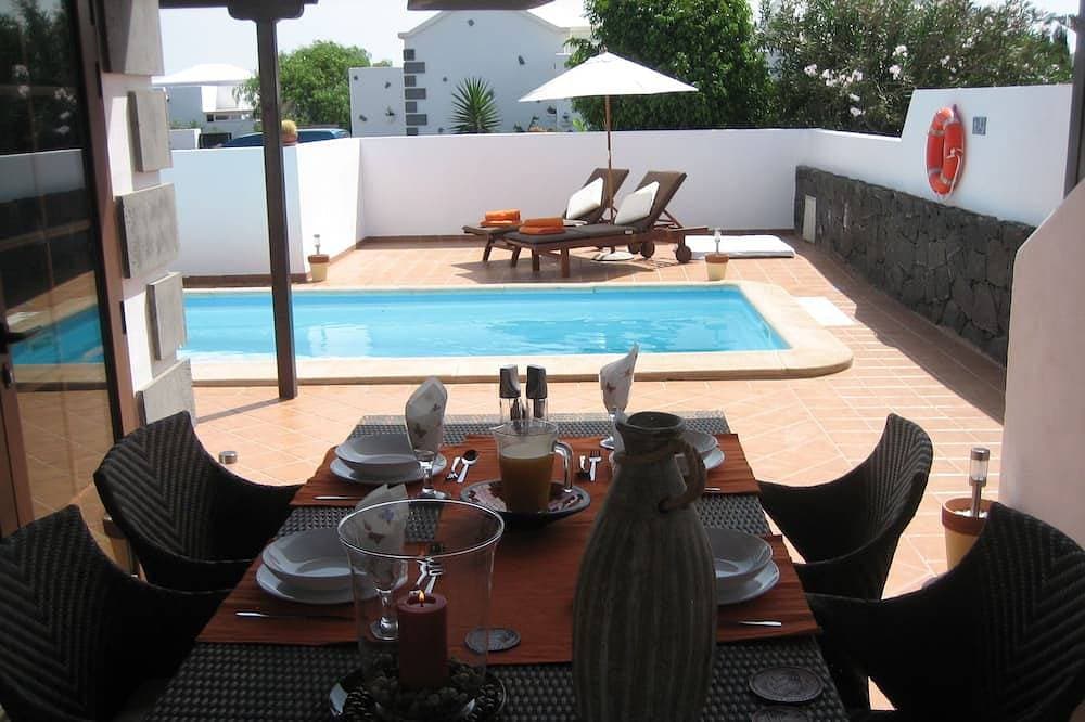 Foto 12 von 16: Villa mit zwei Schlafzimmern, mit privatem beheiztem Pool, Wifi, Parque Del Rey Playa Blanca