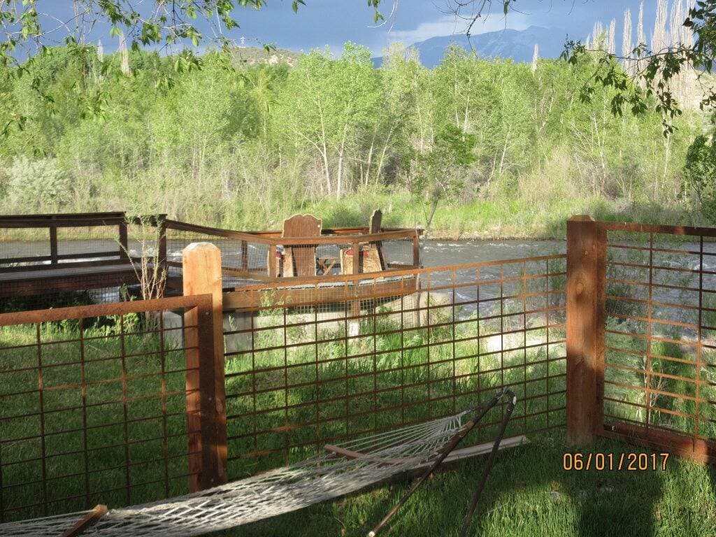 Foto 12 von 45: Wir warten nur darauf, Ihre Gruppe mit 2 Jurten und einem neuen Tipi am Fluss zu beherbergen.