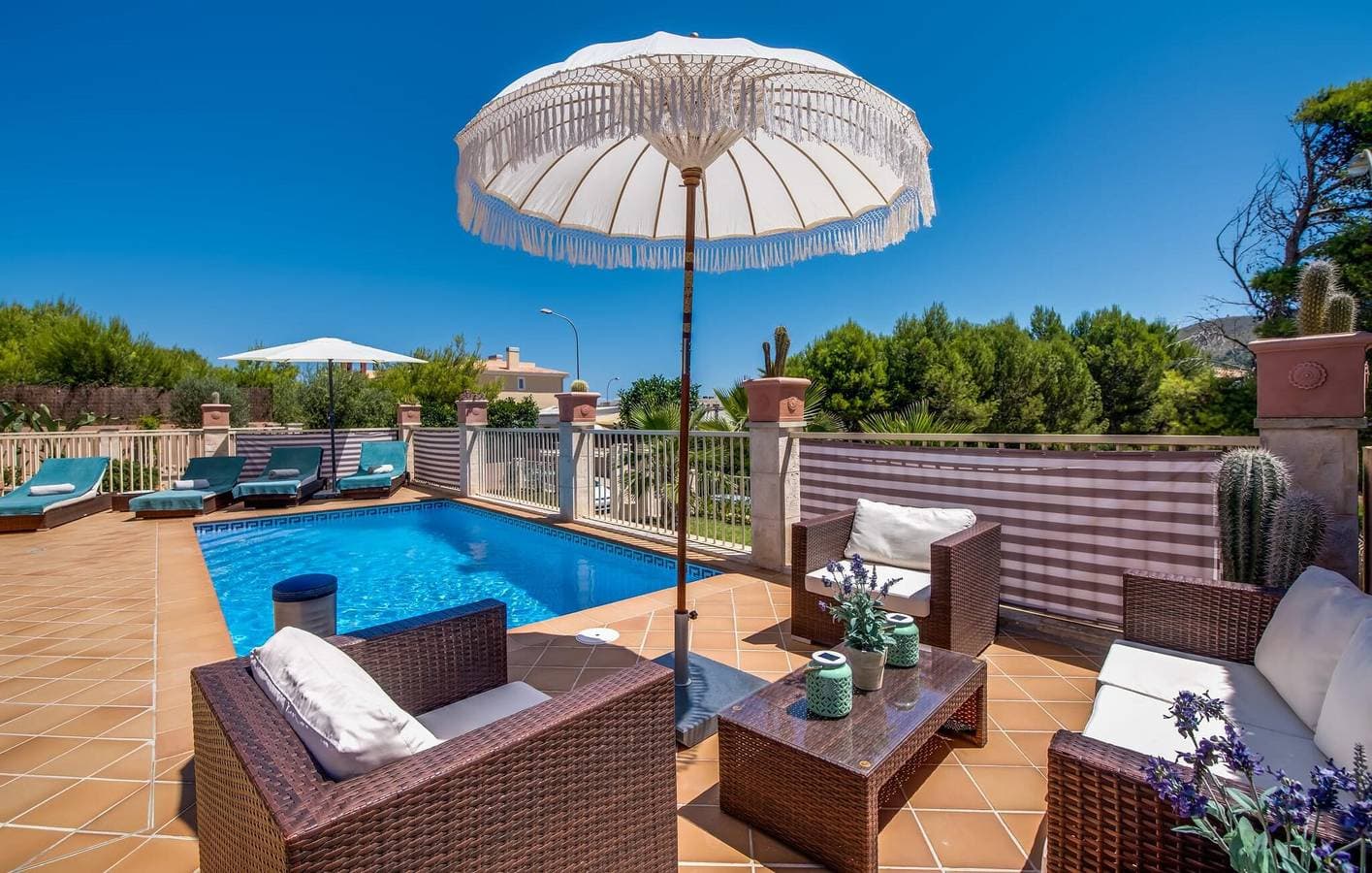 Foto 8 von 41: Apartment mit Meerblick, Pool, Küche und AC, 1,5 km von Cala Mitjana entfernt