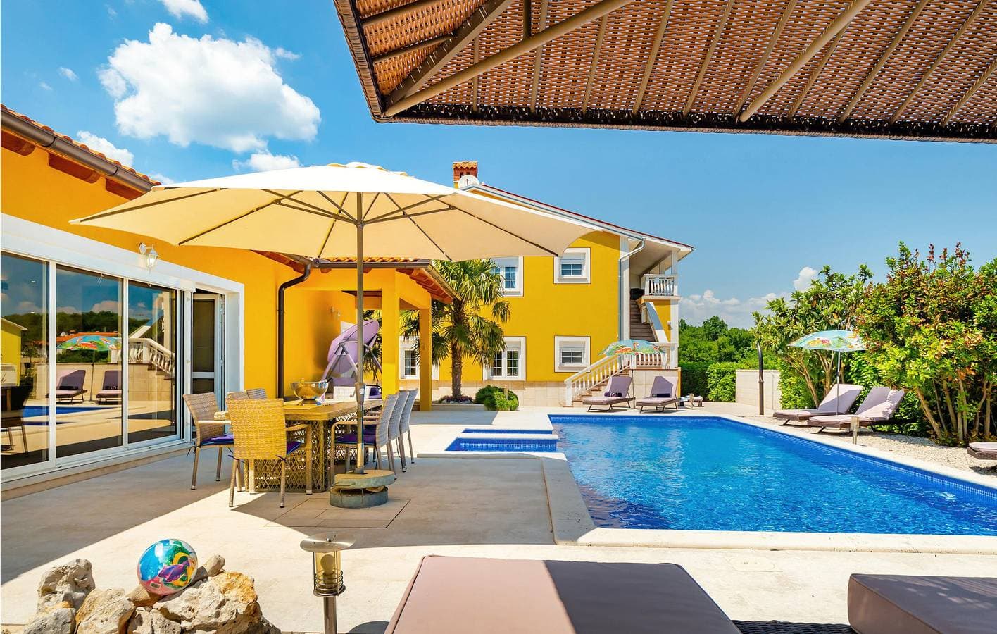 Foto 4 von 36: Gemütlich, 2 km von Raša entfernt: Stilvolles Apartment mit Pool und Terrasse