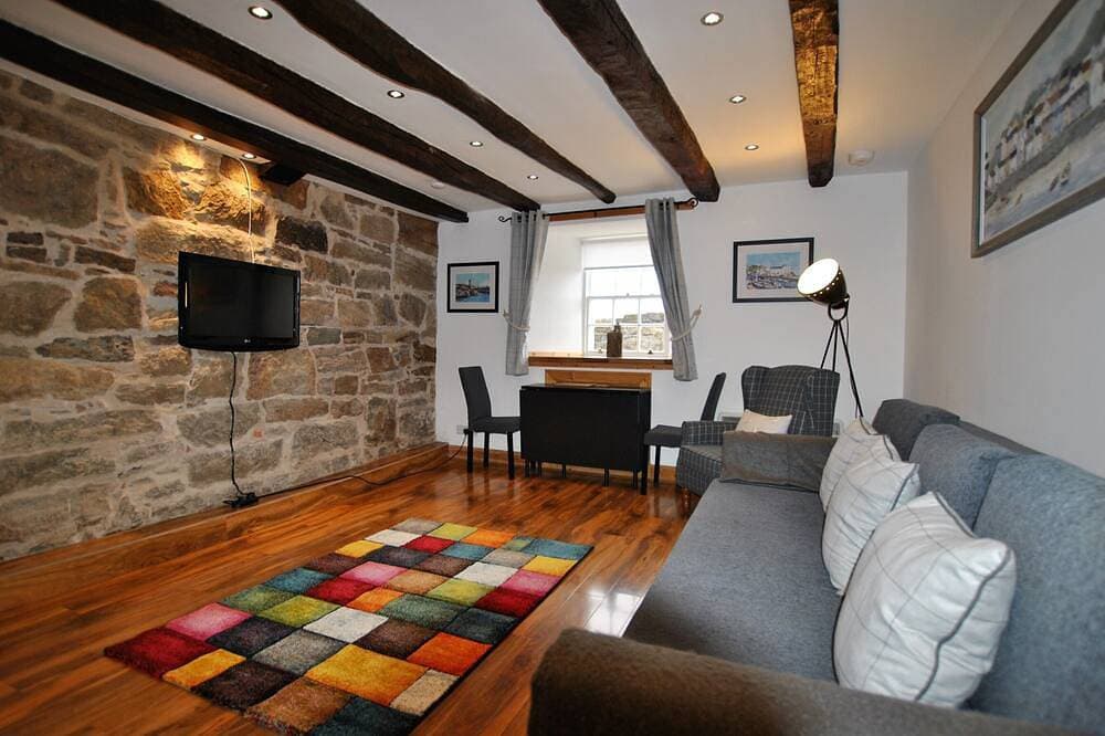 Watersedge Apartment- cosy home by the sea 1